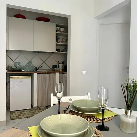 Lovely Cozy On Loved Historic Staircase In Centro E A 6 Minuti Dalla Stazione Apartment