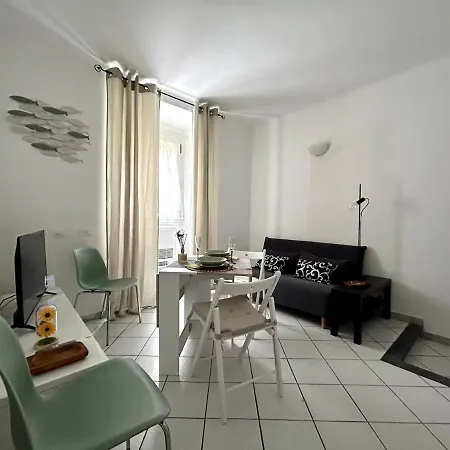 Lovely Cozy On Loved Historic Staircase In Centro E A 6 Minuti Dalla Stazione