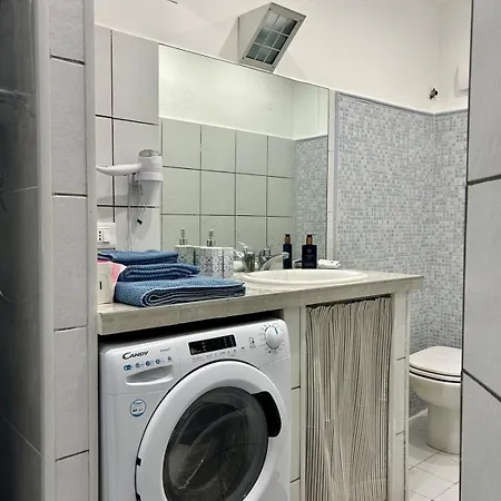 Lovely Cozy On Loved Historic Staircase In Centro E A 6 Minuti Dalla Stazione Apartmán