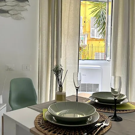 Lovely Cozy On Loved Historic Staircase In Centro E A 6 Minuti Dalla Stazione Apartment La Spezia