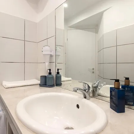 公寓 Lovely Cozy On Loved Historic Staircase In Centro E A 6 Minuti Dalla Stazione 斯培西亚